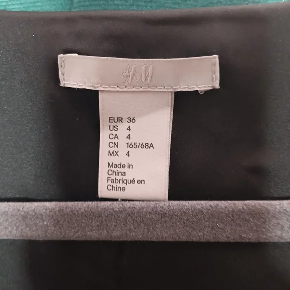 H&M 4 Black and White V Neck 3/4 Sleeve Short Romper Pockets and Belt - Picture 9 of 9